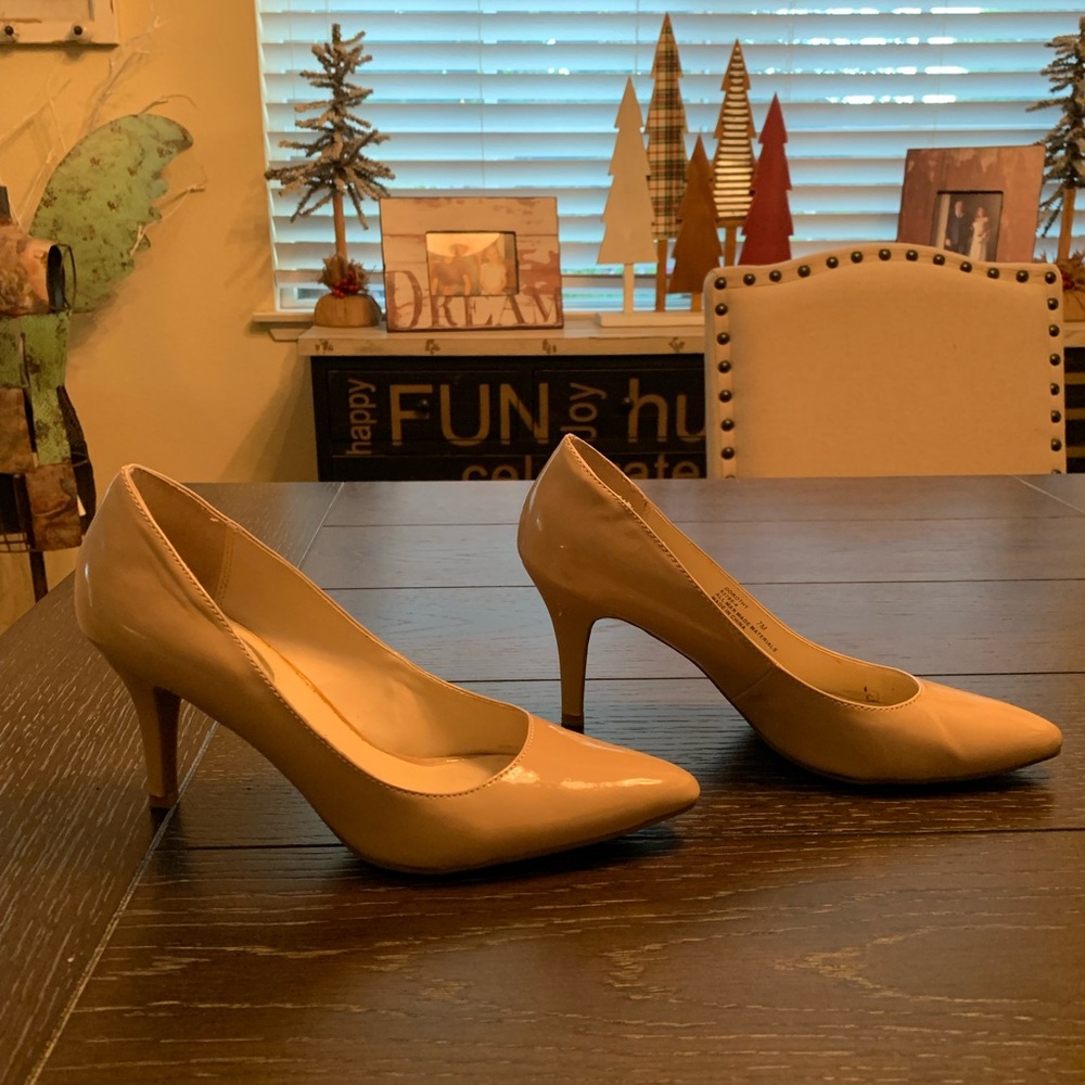 Nichols Dark Sand Pumps size 7 - Picture 2 of 5